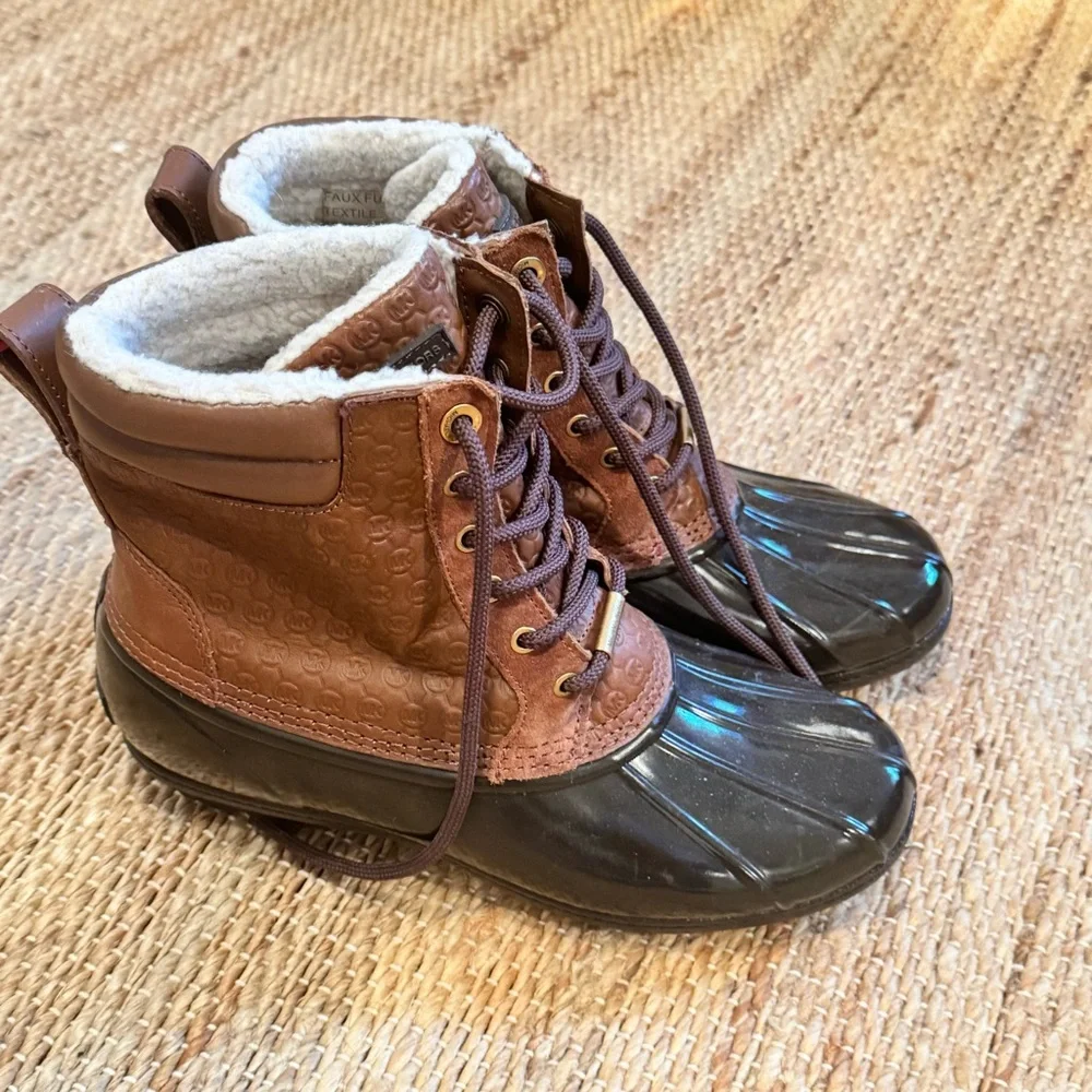Michael Kors Women's Easton Lace-up Winter Duck Boot US 8 M Brown Sherpa Lining